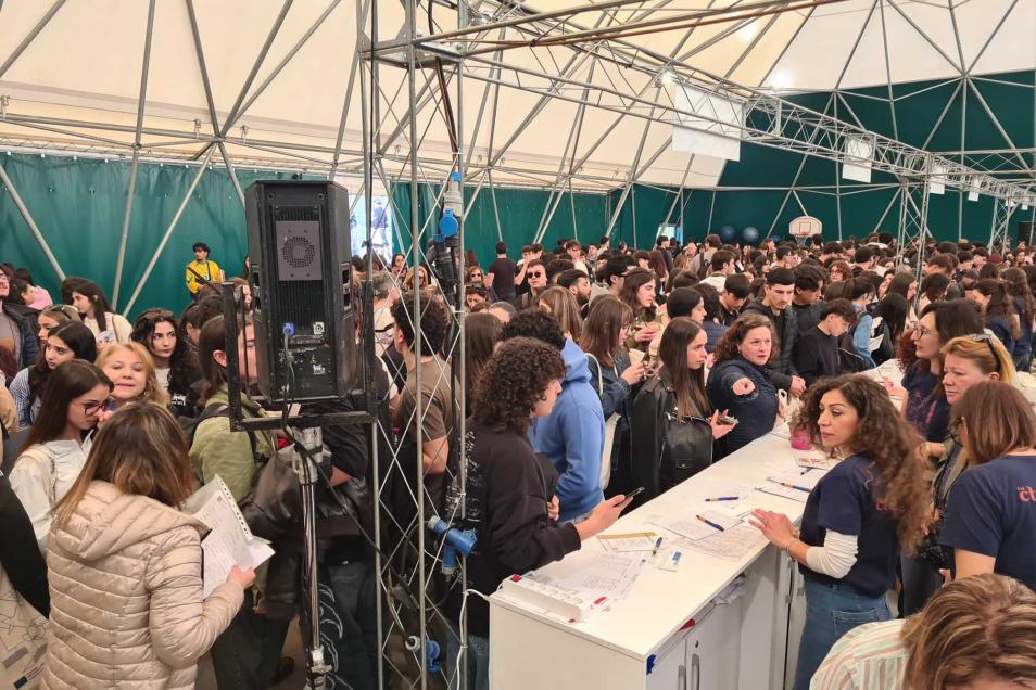 Studentesse e studenti in visita agli stand